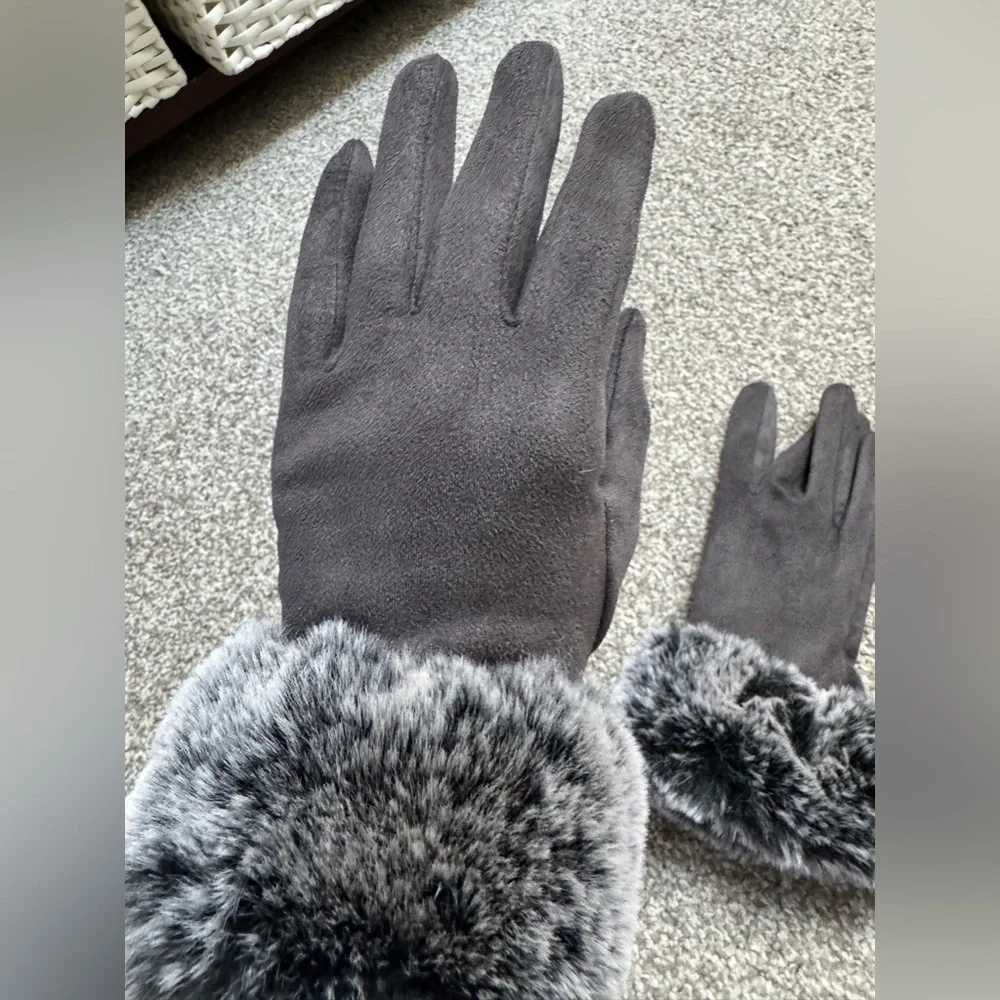 NWOT Faux-Suede Gloves w Dark Gray Faux-Fur Trim Polyester Spandex One Size